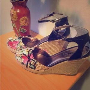 👠👠Super Cute Floral Wedge Heels 👠👠
